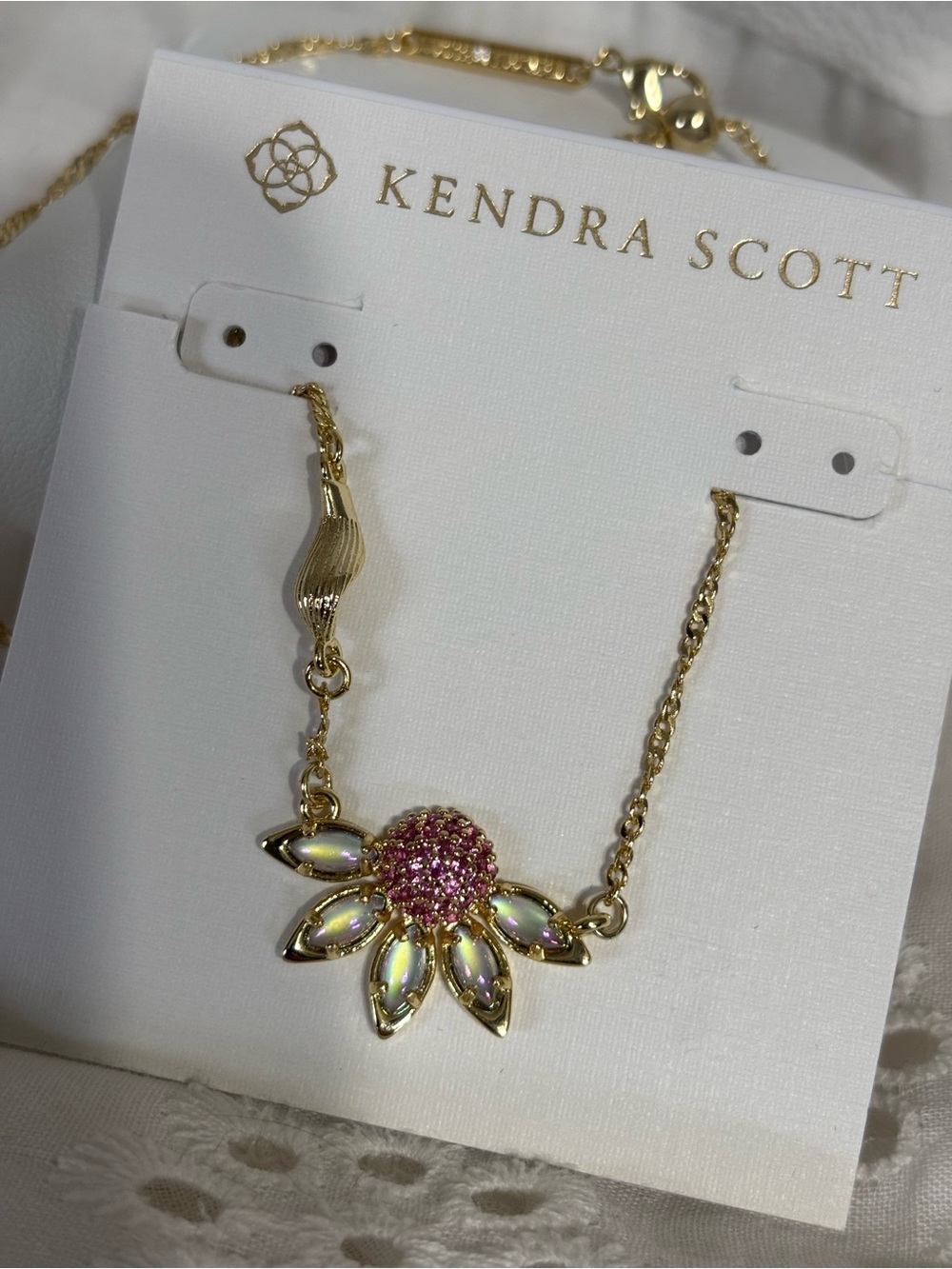 Kendra Scott Anya Flower Short Pendant Necklace Floral Pendant Necklace in Gold